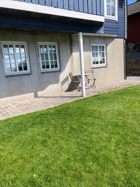 Koselig Nyoppusset 3 Roms Leilighet Med Egen Parkeringsplass I Rolige Omgivelse Naer Sjoen, 2 Mil Nord For Bergen Sentrum. Bagian luar foto